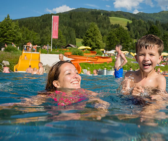 frau mit kind im pool, badespass in der wasserwelt wagrain