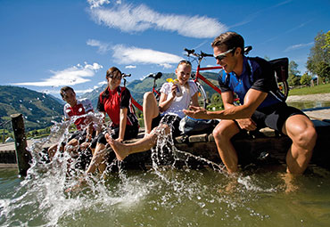 Mountain experience by mountain bike - cooling off at the fountain