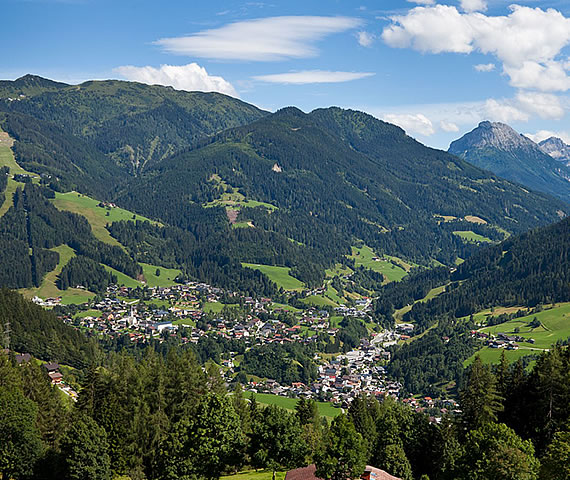 sommeransicht von wagrain mit bergpanorama